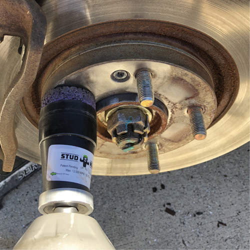 Outil de nettoyage pour moyeux, goujons et roues &agrave; entraînement par chocs STUD KLEEN Air Extreme Inc.