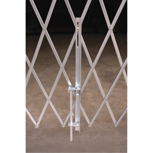 Barri&egrave;res de s&eacute;curit&eacute; galvanis&eacute;es repliables, Repliable simple fixe, 4' lo x 8' h d&eacute;ploy&eacute; Air Extreme Inc.