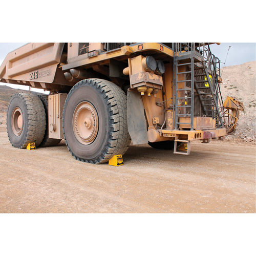 Cale de roue ultra-robuste pour l'exploitation mini&egrave;re Checkers Safety, PEHD, Jaune, 14-1/2" la x 17-1/2" p x 16" h Air Extreme Inc.