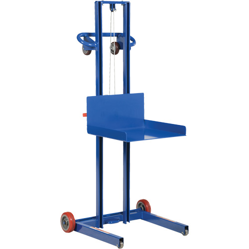 Plateforme &eacute;l&eacute;vatrice &agrave; profil bas pour charge l&eacute;g&egrave;re, M&eacute;canisme Treuil manuel, Capacit&eacute; de 400 lb, Levage max de 55" Air Extreme Inc.