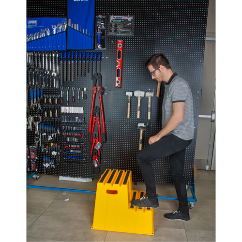 Escabeau industriel, 2 marches, 26" x 22-7/16" x Hauteur 19-11/16" Air Extreme Inc.